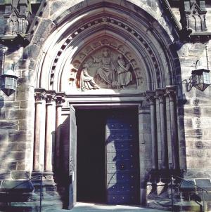 Offene Kirchentür